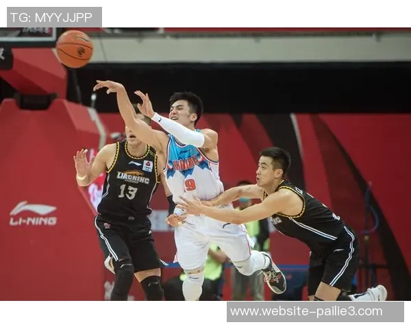 新疆队与辽宁队激战正酣足球比赛精彩瞬间回顾与分析